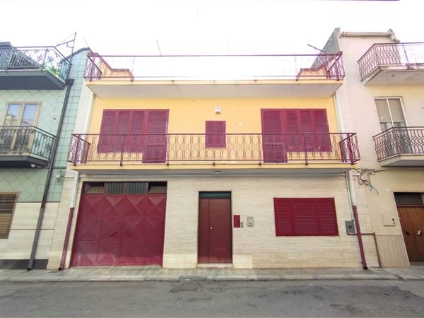 CASA SINGOLA UNICO LIVELLO CON AMPIO BOX AUTO