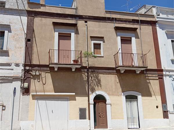 CASA SINGOLA UNICO LIVELLO CON BOX AUTO