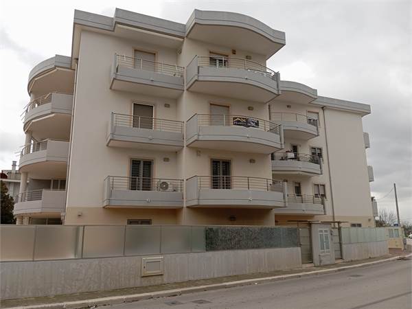 APPARTAMENTO DUE VANI CON ASCENSORE E BOX AUTO