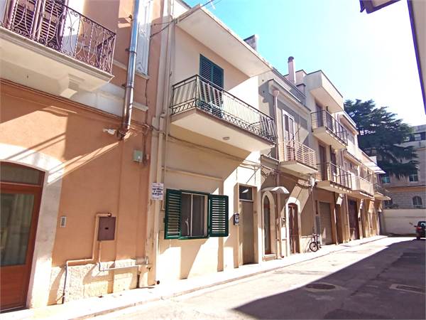 CASA SINGOLA CON AMPIO BOX AUTO