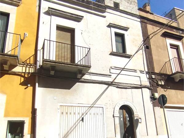 CASA INDIPENDENTE CON BOX AUTO