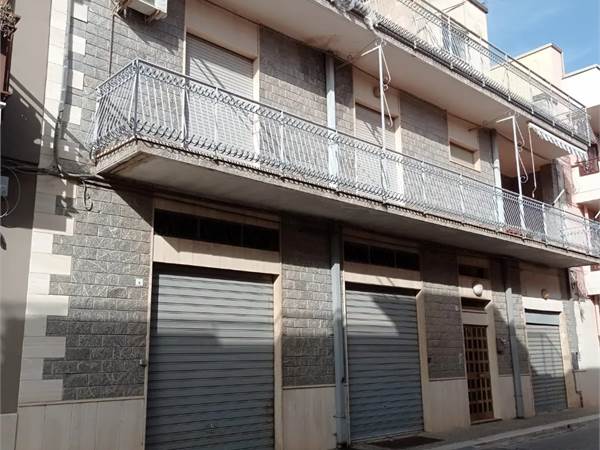 CASA SINGOLA CON CORTILE E AUTORIMESSE